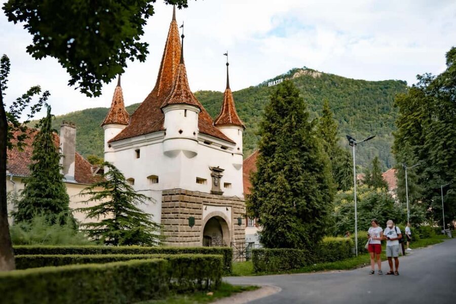 Brasov: Photo Walking Tour with Professional Photos - Park Schaeffler Hike to the White and Black Towers