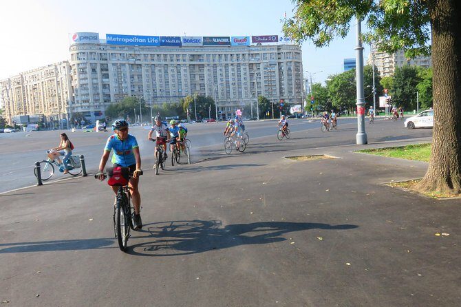 Bucarest à vélo - House of the Free Press: communism architecture in plain view