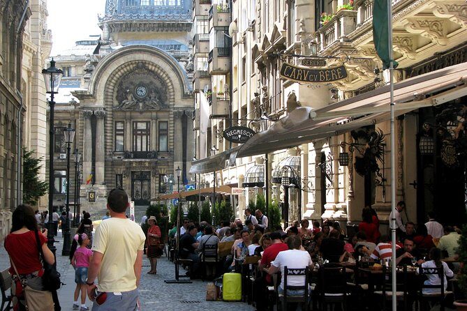 Bucharest by bike - Piata Revolukiei (Revolution Square): the end of an era, on foot and by bike
