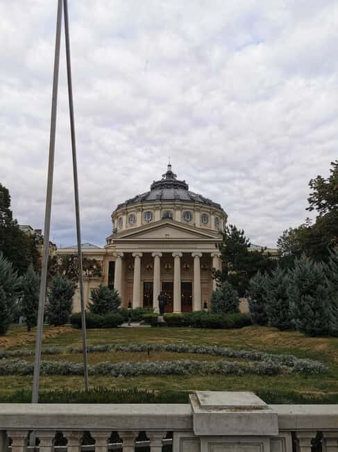 Bucharest city tour: Hop-on Hop-off sightseeing minibus - Group size and guides: why the format feels more personal