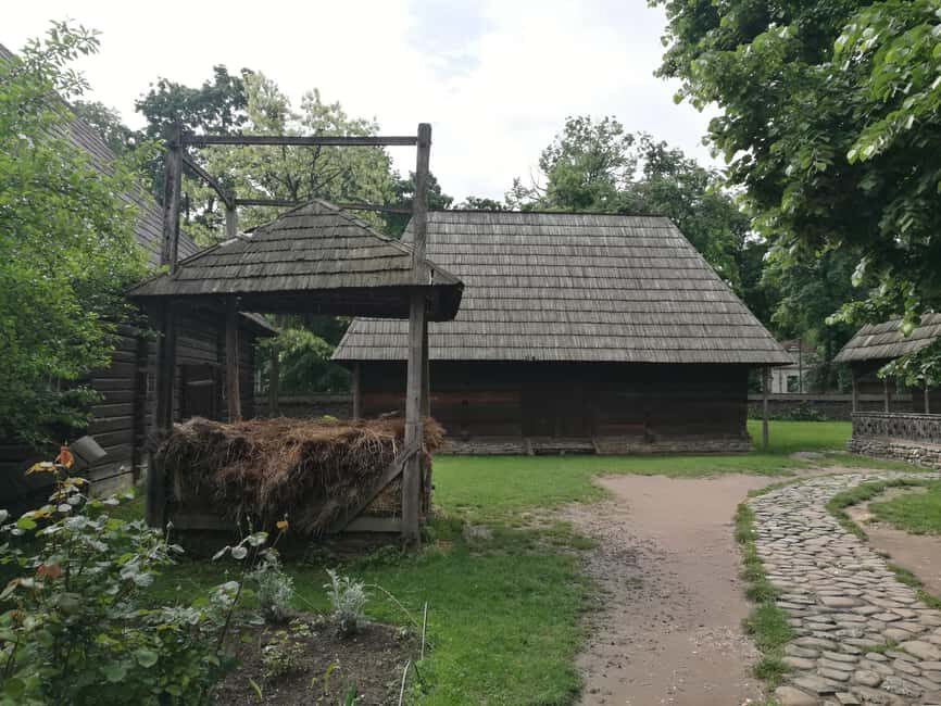 Bucharest city tour: Village Museum visit & Panormaic tour - Parliament and Revolution Square: The Photo-Stop Format That Still Works