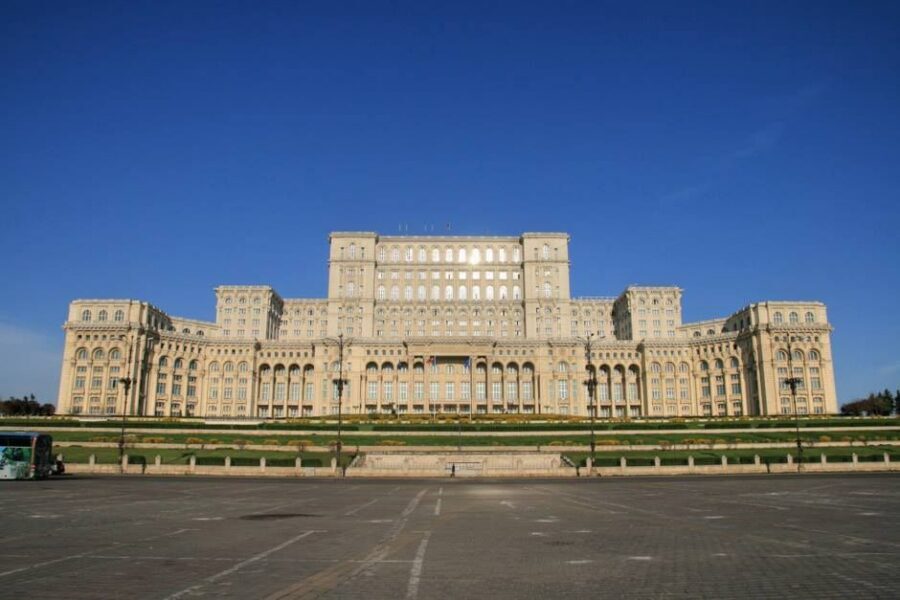 Bucharest: The "Last Days of Communism" Tour - Primaverii Palace: the presidential bubble, seen from the outside and in