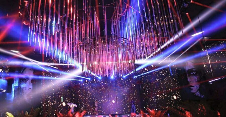 Bucharest: VIP Dining, Limo Ride & Clubbing - The 1-hour limousine ride: music control and sparkling wine