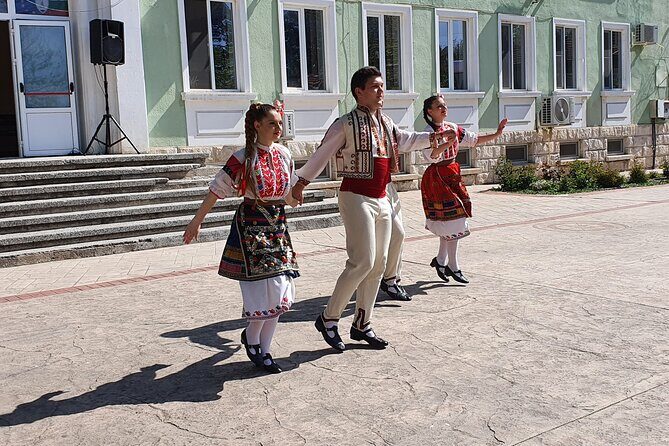 Bulgaria Day Trip - Private Tour from Bucharest - Veliko Tarnavo & Arbanasi - Veliko Tarnavo and Tsarevets: walking the UNESCO old-town feel