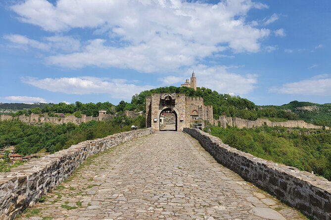 Bulgaria Day Trip - Private Tour from Bucharest - Veliko Tarnavo & Arbanasi - Stop 1: St. Dimitrii of Basarbovo Monastery near the border