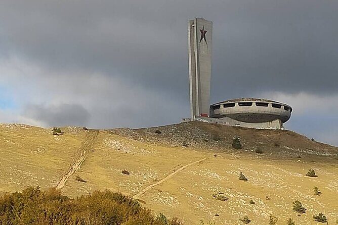 Buzludzha Monument and Tsarevets Fortress in Bulgaria Private - Lunch in the middle: a practical break (and where time can go)
