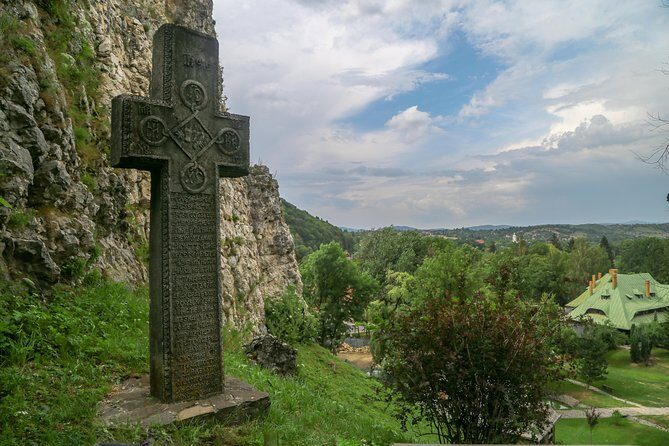 From Brasov: Small-group tour Bran, Rasnov, and Peles Castles - Râșnov Fortress: when the inside is closed, the views still do the job