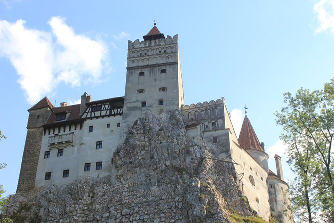 Guided visit in Spanish to the Castle of Dracula in Bran (native Spanish guide). - Bran Castle in an hour: what this guided visit really covers