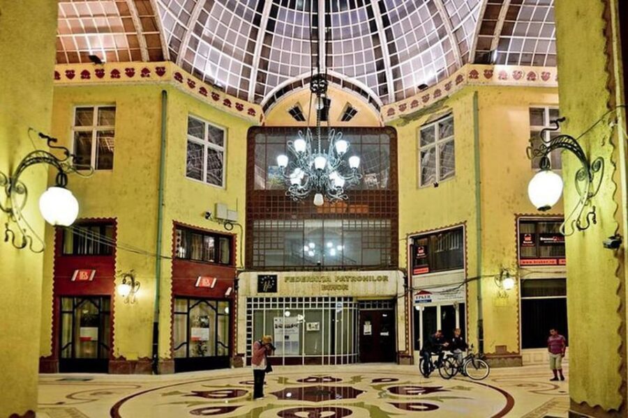 Oradea city tour - Moskovits Palace and the theater corridor (10-minute stops that matter)