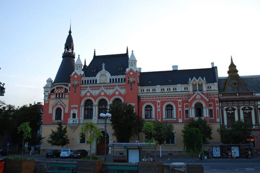 Oradea city tour - Poynar House (10 minutes): a small stop with big style payoff