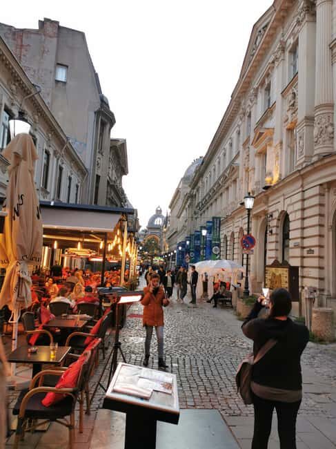 Short Bucharest city tour with live tourguide - Calea Victoriei and the Triumphal Arch drive-by moments