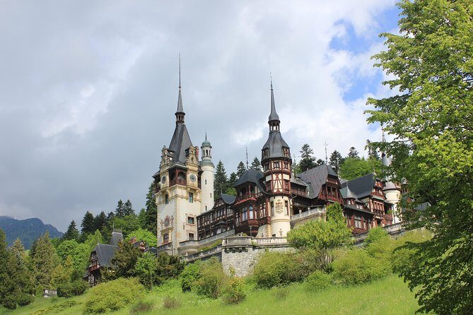 Tour of the 3 Castles: Bran, Rasnov and Peles in Spanish (native Spanish guide). - Peles Castle in Sinaia: royal beauty, German Neo-Renaissance style, and timing your visit