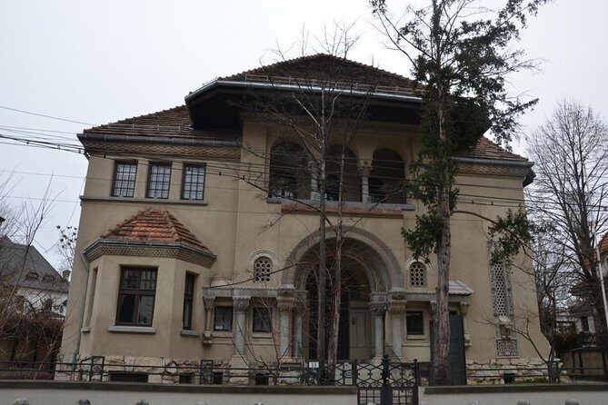 Walking tour of Bucharest - Gradina Icoanei Next to Ioanid Park: A Green-Space Contrast